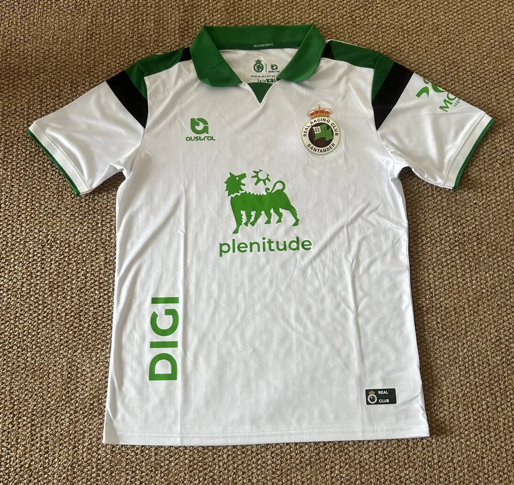 Camiseta del Racing de Santander, ejemplo de camiseta de fútbol bien cuidada